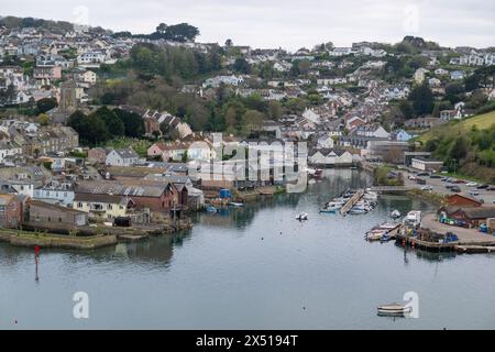 Blick vom Snapes Point in Richtung Batson Creek mit Blick auf Salcombe Stadt, Kirche und Bootswerften, an ruhigen Frühlingstagen. Stockfoto