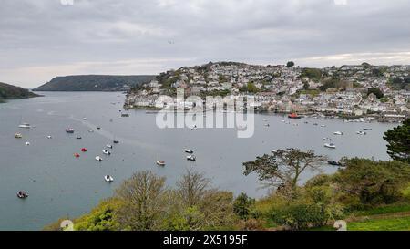 Blick von Snapes Point of Salcombe, East Portlemouth und Sharp Tor mit Bäumen im Vordergrund, Drohne, Luftaufnahme an einem Frühlingstag. Stockfoto