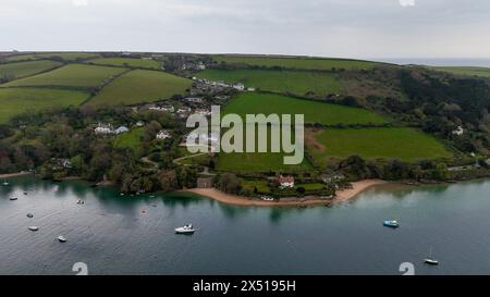 Aus der Vogelperspektive von East Portlemouth aus über Snapes Point, wo Sie den gelben Sand des Strandes, Ditch End und das Dorf auf dem Hügel sehen Stockfoto