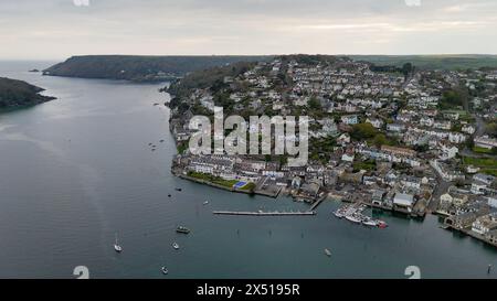 Aus der Luft, Drohne, Blick auf die Stadt Salcombe, mit Häusern auf dem Hügel, die Mündung ist bis hinunter zum Meer mit Rickham Common und Sharp Tor zu sehen. Stockfoto