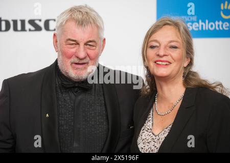 Heinz Hoenig ist schwer krank und braucht Hilfe. Seine Frau bittet um Spenden, da er nicht krankenversichert ist. ARCHIVFOTO Heinz HOENIG HoÂnig, Schauspieler, mit Begleitung, Brustbild, Querformat, die Verleihung der Goldenen Kamera, der Deutsche Film- und Fernsehpreis in Hamburg, Deutschland am 22.02.2018 *** Heinz Hoenig ist schwer krank und braucht Hilfe seine Frau bittet um Spenden, weil er kein KRANKENVERSICHERUNGSARCHIV hat FOTO Heinz HOENIG , Schauspieler, mit Begleitung, Büstenportrait, Querformat, Verleihung des Goldenen Kamerapreises, der Deutsche Film- und Fernsehpreis in H Stockfoto