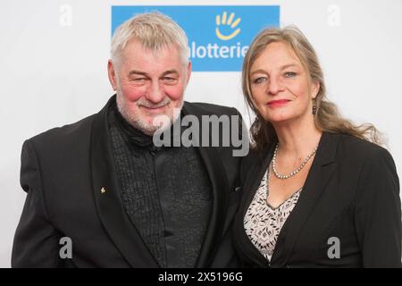 Heinz Hoenig ist schwer krank und braucht Hilfe. Seine Frau bittet um Spenden, da er nicht krankenversichert ist. ARCHIVFOTO Heinz HOENIG HoÂnig, Schauspieler, mit Begleitung, Brustbild, Querformat, die Verleihung der Goldenen Kamera, der Deutsche Film- und Fernsehpreis in Hamburg, Deutschland am 22.02.2018 *** Heinz Hoenig ist schwer krank und braucht Hilfe seine Frau bittet um Spenden, weil er kein KRANKENVERSICHERUNGSARCHIV hat FOTO Heinz HOENIG , Schauspieler, mit Begleitung, Büstenportrait, Querformat, Verleihung des Goldenen Kamerapreises, der Deutsche Film- und Fernsehpreis in H Stockfoto