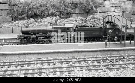 1950er Jahre, historisch, ein Modellzug auf Eisenbahngleise, König George V., die erste der Great Western King Klasse von Dampflokomotiven. Stockfoto