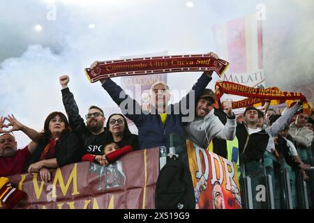 Rom, Italie. Mai 2024. Anhänger der Roma während des italienischen Meisterschaftsspiels Serie A zwischen AS Roma und Juventus FC am 5. Mai 2024 im Stadio Olimpico in Rom, Italien - Foto Federico Proietti/DPPI Credit: DPPI Media/Alamy Live News Stockfoto