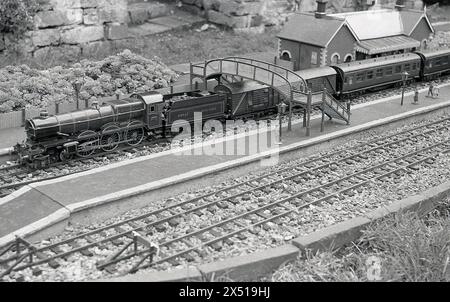 1950er Jahre, historisch, ein Modellzug auf Eisenbahngleise, König George V., die erste der Great Western King Klasse von Dampflokomotiven. Stockfoto