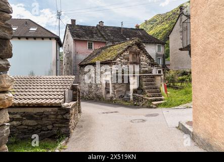 Altes Dorf Moghegno mit rustikalen Steinhäusern, Weiler Maggia im Kanton Tessin, Schweiz Stockfoto