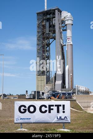 Cape Canaveral, Vereinigte Staaten von Amerika. Mai 2024. Die Boeing CST-100 Starliner-Raumsonde auf der ULA Atlas V-Rakete landet am 4. Mai 2024 im Kennedy Space Center in Cape Canaveral, Florida, auf dem Space Launch Complex-41. Starliner wird voraussichtlich am 6. Mai auf dem ersten bemannten Crew-Flugtest starten, der die Astronauten Butch Wilmore und Suni Williams zur Internationalen Raumstation bringt. Quelle: Joel Kowsky/NASA Photo/Alamy Live News Stockfoto