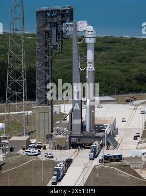 Cape Canaveral, Vereinigte Staaten von Amerika. Mai 2024. Die Boeing CST-100 Starliner-Raumsonde auf der ULA Atlas V-Rakete landet am 4. Mai 2024 im Kennedy Space Center in Cape Canaveral, Florida, auf dem Space Launch Complex-41. Starliner wird voraussichtlich am 6. Mai auf dem ersten bemannten Crew-Flugtest starten, der die Astronauten Butch Wilmore und Suni Williams zur Internationalen Raumstation bringt. Quelle: Joel Kowsky/NASA Photo/Alamy Live News Stockfoto