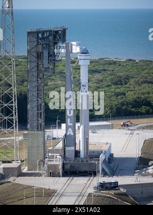 Cape Canaveral, Vereinigte Staaten von Amerika. Mai 2024. Die Boeing CST-100 Starliner-Raumsonde auf der ULA Atlas V-Rakete auf dem Space Launch Complex-41 im Kennedy Space Center, 5. Mai 2024 in Cape Canaveral, Florida. Starliner wird voraussichtlich am 6. Mai auf dem ersten bemannten Crew-Flugtest starten, der die Astronauten Butch Wilmore und Suni Williams zur Internationalen Raumstation bringt. Quelle: Joel Kowsky/NASA Photo/Alamy Live News Stockfoto