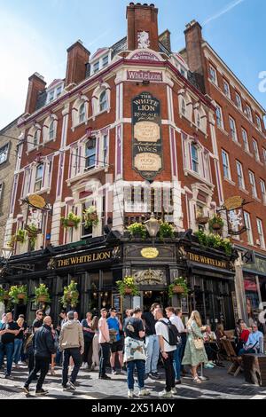 London, Großbritannien - 16. April 2022: The White Lion Public House in der Floral Street, Covent Garden. Ein beliebter traditioneller Pub mit Einheimischen und Touristen Stockfoto