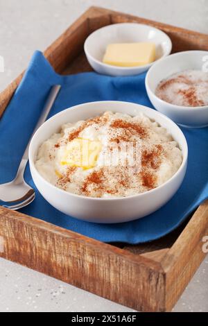 Reispudding mit Butter Zimt. französischer riz au lait, norwegisches Risgrot, traditionelles Frühstücksdessert Stockfoto