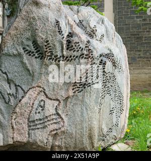 Skulpturenkunst auf einem Felsbrocken in Toronto, Kanada. Stockfoto