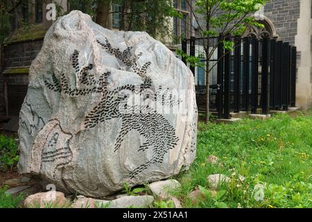 Skulpturenkunst auf einem Felsbrocken in Toronto, Kanada. Stockfoto