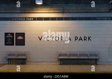Bahnsteig in der Victoria Park U-Bahn-Station in Toronto, Kanada Stockfoto