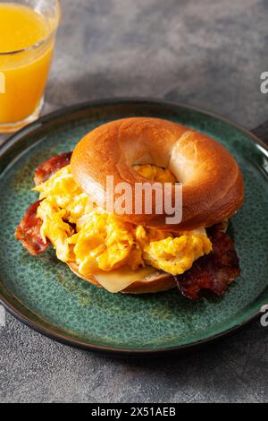 Frühstück Ei und Speck Sandwich auf Bagel mit Käse Stockfoto