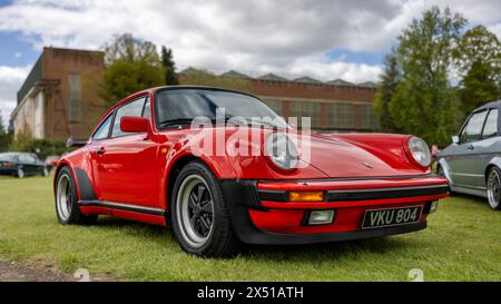 1981 Porsche 930 Turbo, ausgestellt auf dem April Scramble im Bicester Heritage Centre am 21. April 2024. Stockfoto