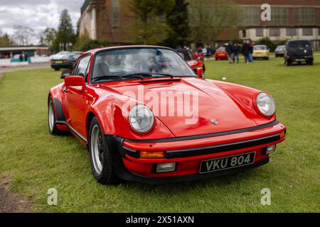 1981 Porsche 930 Turbo, ausgestellt auf dem April Scramble im Bicester Heritage Centre am 21. April 2024. Stockfoto