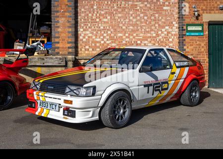 1984 Toyota Corolla, ausgestellt auf dem April Scramble im Bicester Heritage Centre am 21. April 2024. Stockfoto