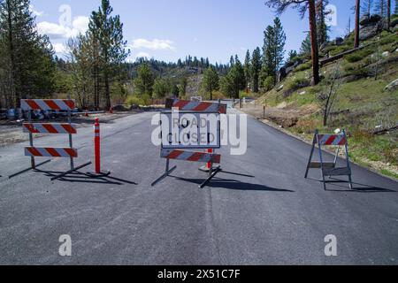 Baracades und Beschilderung markieren eine Straßensperrung im Plumas National Forest aufgrund von Reparaturen nach dem Dixie-Brand. Stockfoto