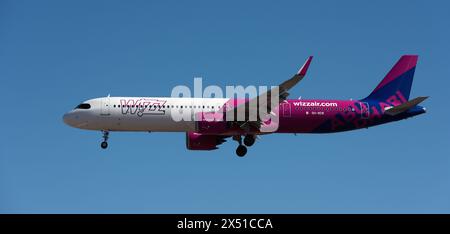 Teneriffa, Spanien, 2. Mai 2024. Airbus A321-271NX Wizz Air Airlines fliegt im blauen Himmel. Landet am Flughafen Teneriffa Stockfoto