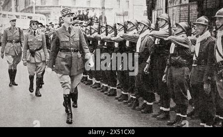 General de Gaulle überprüft eine Einheit seiner Truppen, 14. Juli 1940. Charles André Joseph Marie de Gaulle, 1890–1970. Französischer Offizier, Staatsmann und 18. Präsident Frankreichs. Aus dem Krieg in Bildern, 1. Jahr. Stockfoto