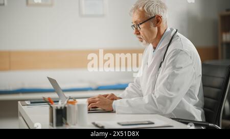 Doctor's Online medizinische Beratung: Kaukasischer Oberarzt führt einen Konferenz-Videoanruf mit einem Patienten auf Laptop-Computer. Medizinisches Fachpersonal, Das Ratschläge Gibt, Testergebnisse Erklärt. Stockfoto