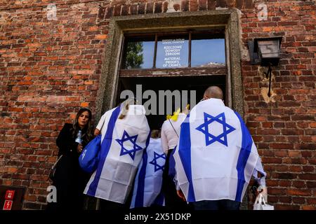 Die Besucher besuchen Ausstellungen, während sie zum Marsch der Lebenden im Lager Auschwitz ankommen, an denen am 06. Mai 2024 55 Holocaust-Überlebende in O?wi?cim, Polen, teilnahmen. Holocaust-Überlebende und 7. Oktober-Überlebende nehmen am Marsch der Lebenden zusammen mit einer Delegation unter anderem aus den Vereinigten Staaten, Kanada, Italien, Vereinigtes Königreich. Am Holocaust-Gedenktag im jüdischen Kalender (Yom HaShoah) marschieren Tausende von Teilnehmern schweigend von Auschwitz nach Birkenau. Der marsch hat einen Aufklärungs- und Erinnerungszweck. In diesem Jahr wurde der März aufgrund des israelischen Krieges stark politisiert Stockfoto