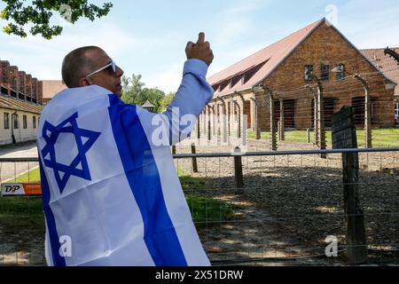 Ein Besucher macht ein Erinnerungsfoto, als er am 06. Mai 2024 in O?wi?cim, Polen zum Marsch der Lebenden am Auschwitz Camp Gate mit 55 Holocaust-Überlebenden ankommt. Holocaust-Überlebende und 7. Oktober-Überlebende nehmen am Marsch der Lebenden zusammen mit einer Delegation unter anderem aus den Vereinigten Staaten, Kanada, Italien, Vereinigtes Königreich. Am Holocaust-Gedenktag im jüdischen Kalender (Yom HaShoah) marschieren Tausende von Teilnehmern schweigend von Auschwitz nach Birkenau. Der marsch hat einen Aufklärungs- und Erinnerungszweck. In diesem Jahr wurde der März aufgrund des israelischen Krieges in O stark politisiert Stockfoto