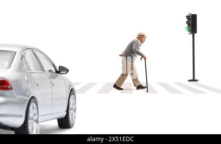 Ein Auto fährt auf einen älteren Mann zu, der eine Straße überquert, mit einem Stock auf weißem Hintergrund Stockfoto