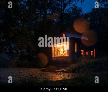 Blick auf die Atmosdämmerung, goldenes Licht bricht durch Regentropfen. Der Pavillon leuchtet. Fensterdetails an der abgebildeten Seite. Das Beezantium am Newt, Bruto Stockfoto