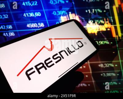 Konskie, Polen - 29. April 2024: Das Firmenlogo von Fresnillo wird auf dem Mobiltelefon angezeigt Stockfoto
