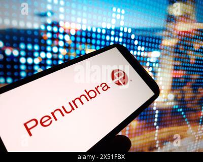 Konskie, Polen – 29. April 2024: Logo des Penumbra-Unternehmens auf dem Mobiltelefon Stockfoto