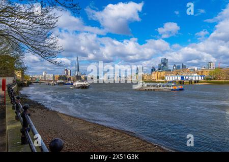 Panoramablick auf die Themse von der Rotherhithe Promenade mit Blick auf die Tower Bridge, Londoner Wolkenkratzer wie The Shard und Schifffahrtsverkehr A Stockfoto