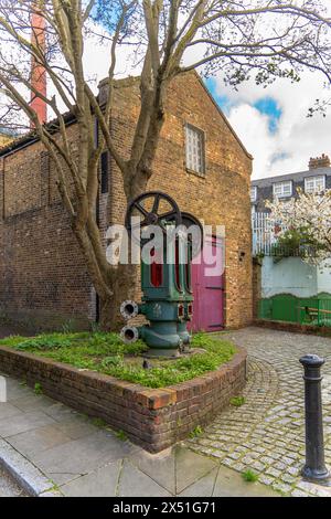 Surrey Docks Ansaugpumpe an der Außenseite der freiliegenden Ziegelfassade des Brunel Museum, Boiler House, Rotherhithe, London, Großbritannien. Stockfoto