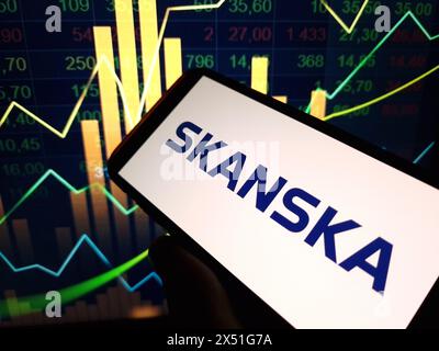 Konskie, Polen - 29. April 2024: Das Firmenlogo von Skanska wird auf dem Mobiltelefon angezeigt Stockfoto