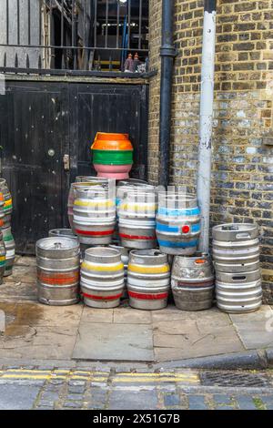 Bierfässer aus Metall stapeln sich auf dem Bürgersteig in der Rotherhithe Street im Mayflower Pub in London. Stockfoto