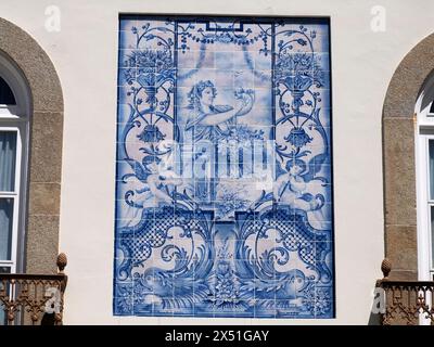 Blaue Keramikfliesen auf dem Altstadtgebäude in Aveiro mit malerischem Blick auf die Dorfstraße, das touristische Wahrzeichen Venedig von Portugal Stockfoto