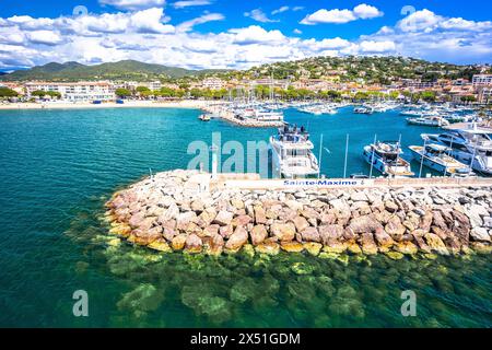 Sainte Maxime Yachthafen und Küste aus der Vogelperspektive, Cote D Azur in Frankreich Stockfoto