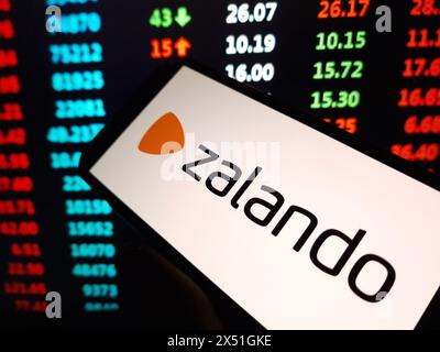Konskie, Polen - 29. April 2024: Das Firmenlogo von Zalando wird auf dem Mobiltelefon angezeigt Stockfoto
