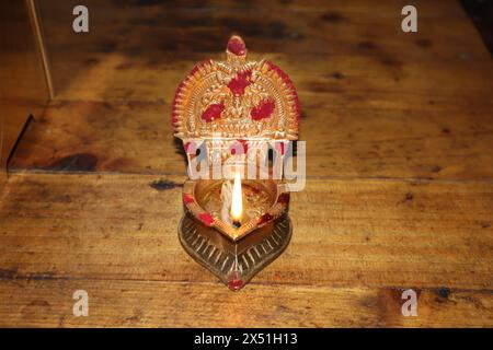 Tamil-Hochzeitsbühne. Südindisches traditionelles pooja-Lamm (kamatchi vilaku) mit hölzernem Hintergrund. Stockfoto