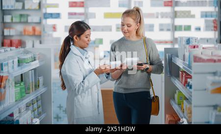 Apotheke Drogerie: Kaukasierin entscheidet sich, Medizin zu kaufen professioneller asiatischer Apotheker Beratung, Beratung, Empfehlung Kunden die beste Option. Moderne Pharma Store Health Care Produkte Stockfoto