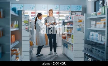 Apotheke Drogerie: Kaukasierin entscheidet sich, Medizin zu kaufen professioneller asiatischer Apotheker Beratung, Beratung, Empfehlung Kunden die beste Option. Moderne Pharma Store Health Care Produkte Stockfoto