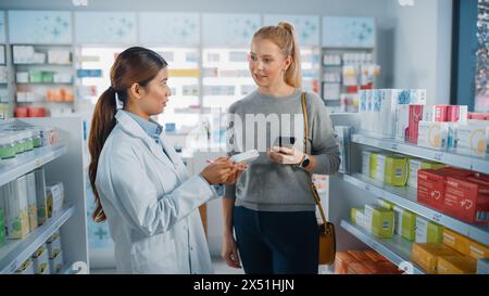 Apotheke Drogerie: Kaukasierin entscheidet sich, Medizin zu kaufen professioneller asiatischer Apotheker Beratung, Beratung, Empfehlung Kunden die beste Option. Moderne Pharma Store Health Care Produkte Stockfoto