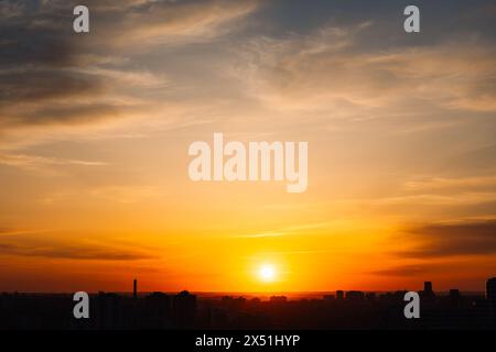 Majestätische Dämmerung in den Tropen. Goldener Sonnenuntergangshimmel mit wunderschönen Silhouette der Stadtgebäude am Abend. Warme Farben. Abstrakte Natur und Reisen Stockfoto