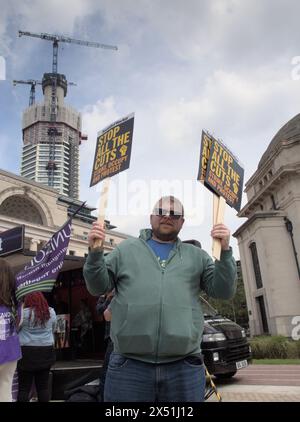 Birmingham, Großbritannien, 6. Mai 2024. Rund 500 Demonstranten und Gewerkschaften versammeln sich auf dem Centenary Square Birmingham, um der „kommunalen Verwüstung“ zu widerstehen. Aktivisten und Demonstranten fordern ein Ende der Haushaltskürzungen des rates, die die Zukunft der öffentlichen Dienste und der Künste in den Regionen gefährdet haben. Lokale Niederlassungen von Unison, die National Education Union und Equity gehörten zu den Förderern der Kampagne. Quelle: Tony Nolan/Alamy Live News Stockfoto