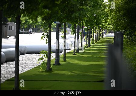 Berlin, Deutschland. Mai 2024. Auf dem Gehsteig der Straße des 17 befindet sich ein Rasen. Diese ist vom 6. Mai bis 26. Juli für Kraftfahrzeuge und Radfahrer zwischen dem Großen Stern und dem Brandenburger Tor geschlossen. Der Hauptgrund ist die Fanzone für die Fußball-Europameisterschaft - aber es gibt auch andere Veranstaltungen, die vorher stattfinden. Quelle: Sebastian Gollnow/dpa/Alamy Live News Stockfoto