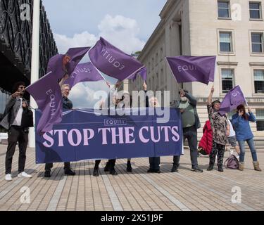 Birmingham, Großbritannien, 6. Mai 2024. Rund 500 Demonstranten und Gewerkschaften versammeln sich auf dem Centenary Square Birmingham, um der „kommunalen Verwüstung“ zu widerstehen. Aktivisten und Demonstranten fordern ein Ende der Haushaltskürzungen des rates, die die Zukunft der öffentlichen Dienste und der Künste in den Regionen gefährdet haben. Lokale Niederlassungen von Unison, die National Education Union und Equity gehörten zu den Förderern der Kampagne. Quelle: Tony Nolan/Alamy Live News Stockfoto