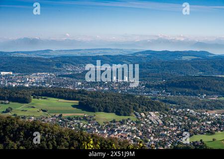 Aussichtspunkt über die Schweizer Landschaft mit mehreren Dörfern. Berge und Hügel, und die alpen im Hintergrund. Stockfoto