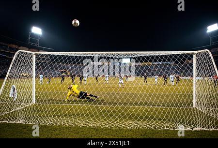 Carlos Pavon aus Honduras verpasst einen Freistoß, um das Spiel zu binden. Stockfoto