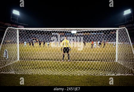 Carlos Pavon aus Honduras verpasst einen Freistoß, um das Spiel zu binden. Stockfoto